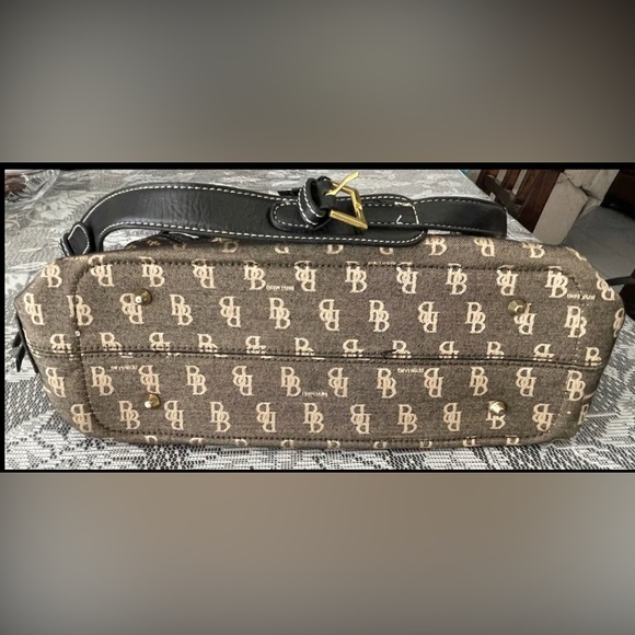 B Brentano bag. Color:brown. Adjustable shoulder strap.